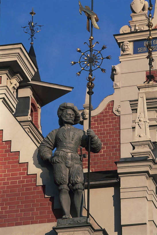 无人,广场,竖图,室外,白天,仰视,城市,建筑,雕塑,欧洲,拉脱维亚,标志,雕像,符号,文字,古城,首都,图像,历史,标识,天空,地标建筑,概念,摄影,英文字母,复杂,人造,政府大楼,地中海文化,主题,市政厅,政府,自然现象,视角,德国文化,欧洲文化,性别符号,构图,里加,前苏联,不来梅,风标,彩图,低角度拍摄,旅行,时空,波罗的海三国,男性符号,传统文化,状态