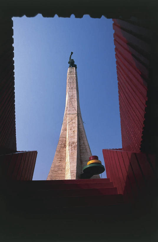 无人,竖图,室外,白天,仰视,建筑,雕塑,非洲,贝宁,阴影,标志,雕像,符号,纪念碑,塔,图像,历史,标识,天空,摄影,纪念,留念,人造,主题,怀念,底座,视角,万里无云,性别符号,构图,西非,彩图,低角度拍摄,旅行,时空,男性符号