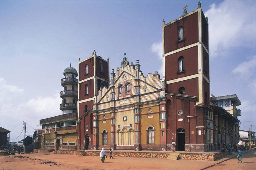 成年人,三个人,人群,栏杆,横图,室外,白天,城市,建筑,非洲,贝宁,阴影,朦胧,模糊,电缆,云,塔,酒类,首都,图像,酒,饮料,衣服,天空,头顶,摄影,宗教,年龄,人造,尖塔,伊斯兰教,圆顶建筑,宗教建筑,都市风光,运送,主题,清真寺,自然现象,蒸馏酒,烈酒,构图,西非,灵性,波多诺伏,女人,女性,步行,彩图,传统服装,旅行,时空,发展中国家,电力电缆