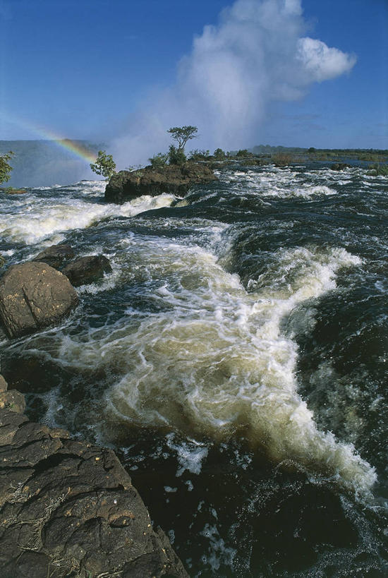 西方人,无人,竖图,室外,白天,旅游,度假,彩虹,河流,美景,瀑布,水,植物,欧洲,非洲,赞比亚,黑人,欧洲人,喷,景观,流水,云,图像,娱乐,树,风景,天空,自然,地标建筑,享受,休闲,概念,景色,放松,摄影,宁静,国家公园,自然风光,主题,自然现象,赞比西河,构图,维多利亚瀑布,光谱,自然地理,非洲人,岩石,彩图,旅行,时空,莫西奥图尼亚国家公园,郊野公园