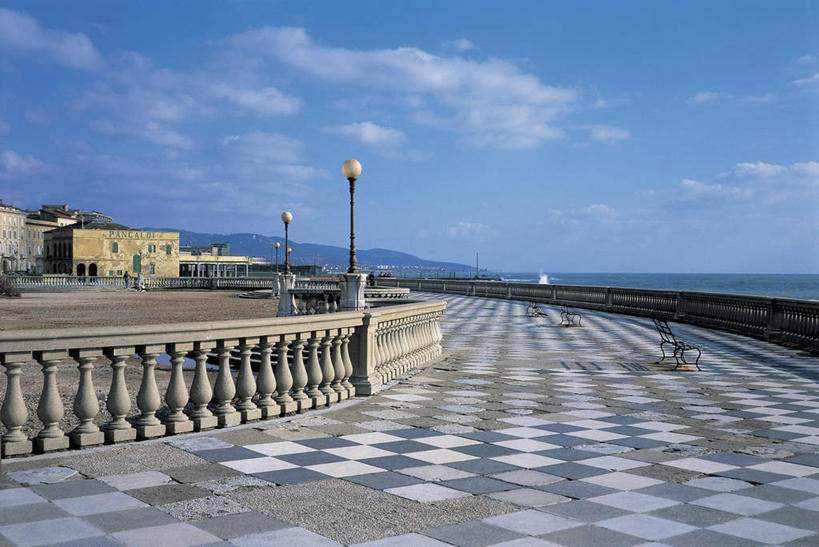 无人,栏杆,横图,室外,白天,海洋,山,水,雨,建筑,路,路灯,意大利,欧洲,长椅,云,地面,图像,座位,天空,概念,放松,摄影,砖地,人造,照明设备,地中海文化,南欧,主题,自然现象,托斯卡纳区,地貌,构图,设计,彩图,旅行,时空,传统文化,利禾奴