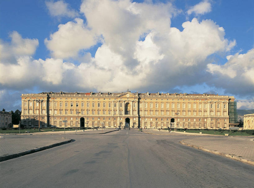 无人,宫殿,横图,室外,白天,建筑,路,汽车,意大利,欧洲,柱子,云,拱门,机动车,图像,杆,车,天空,交通工具,概念,运输,摄影,人造,地中海文化,南欧,载具,主题,自然现象,那不勒斯海湾,坎帕尼亚,构图,卡塞塔,彩图,旅行,时空,传统文化