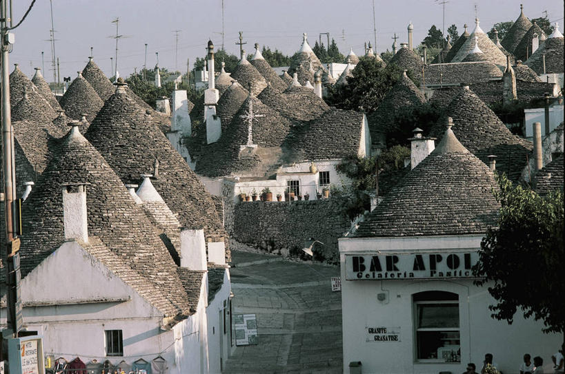 无人,横图,室外,白天,烟囱,植物,建筑,雕塑,意大利,欧洲,吊挂,悬挂,艺术,装饰,标志,电缆,雕刻,雕像,文字,圆锥,房屋,屋顶,城镇,挂,图像,树,工艺品,晾衣服,概念,摄影,纪念,英文字母,美术,人造,住房,地中海文化,南欧,主题,动力设备,用具,交通标志,陈列,建筑材料,意大利文化,沉积岩,功能,美学,构图,三维图形,石灰石,一致,阿尔贝罗贝洛,石块,彩图,旅行,时空,传统文化,输电塔