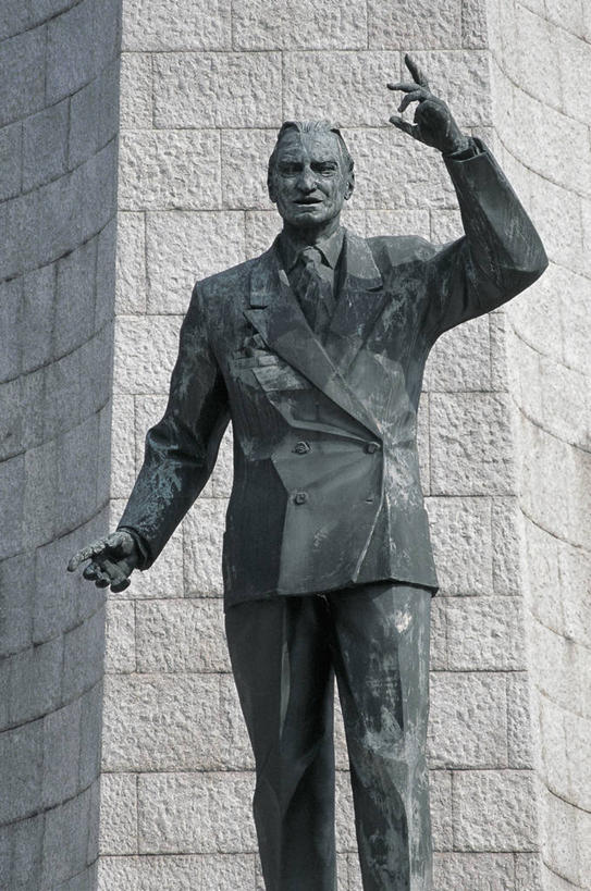 无人,竖图,室外,特写,白天,建筑,雕塑,意大利,欧洲,标志,雕像,符号,墙,图像,历史,标识,摄影,地中海文化,南欧,主题,政府,政治,性别符号,构图,特伦托,彩图,旅行,时空,男性符号,传统文化