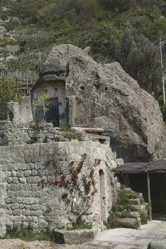 无人,竖图,室外,白天,山,门,建筑,意大利,欧洲,关闭,房屋,围墙,图像,历史,石墙,台阶,草,自然,摄影,洞穴,人造,住房,地中海文化,封闭,南欧,主题,地貌,构图,岩石,彩图,旅行,伊斯基亚岛,时空,传统文化