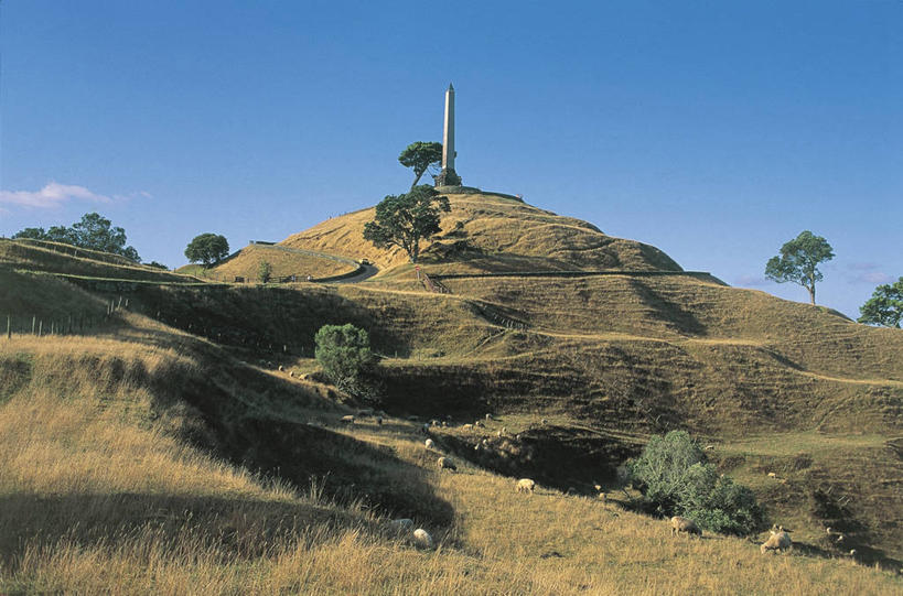 无人,栏杆,横图,室外,白天,仰视,山,植物,建筑,路,汽车,新西兰,一群,许多,阴影,云,机动车,羊群,很多,图像,车,草,树,天空,交通工具,家畜,运输,摄影,牲畜,人造,载具,边界,主题,大洋洲,自然现象,视角,地貌,澳大拉西亚,构图,奥克兰区,绵羊,彩图,低角度拍摄,旅行,时空