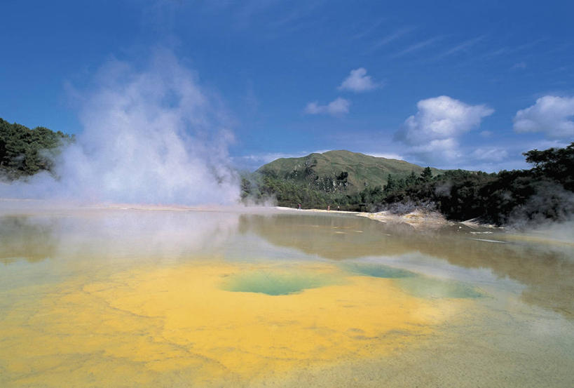 成年人,四个人,横图,室外,白天,神秘,湖,火山,山,温泉,植物,新西兰,朦胧,模糊,蒸汽,池塘,云,热,图像,树,风景,天空,自然,地标建筑,概念,温泉池,摄影,怪异,年龄,国家公园,主题,大洋洲,自然现象,野地,地貌,澳大拉西亚,构图,地质学,丰盛湾,罗托鲁阿,死水,香槟池,自然地理,活火山,彩图,旅行,时空