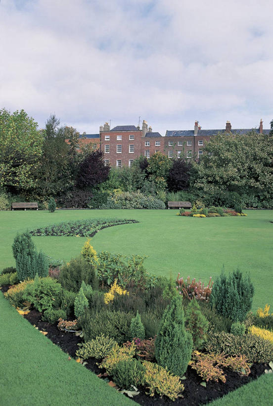 无人,竖图,室外,白天,度假,烟囱,草坪,植物,城市,建筑,欧洲,长椅,庭院,云,地面,首都,图像,座位,草,树,天空,自然,概念,摄影,生长,园林,人造,北欧,主题,自然现象,爱尔兰共和国,构图,都柏林,彩图,旅行,时空