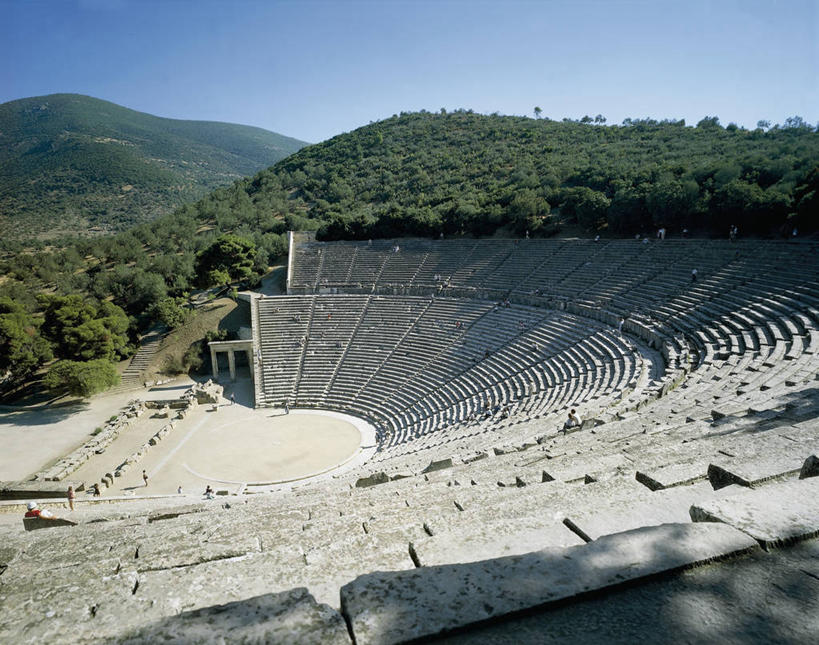 人群,横图,俯视,室外,白天,旅游,度假,美景,山,植物,建筑,剧院,希腊,欧洲,一排,朦胧,模糊,整齐,景观,图像,历史,娱乐,废墟,树,排列,自然,地标建筑,享受,休闲,景色,放松,摄影,考古学,地中海文化,队列,南欧,希腊文化,自然风光,主题,古典风格,视角,地貌,构图,古代文明,圆形剧场,会堂,埃皮达鲁斯,伯罗奔尼撒,彩图,高角度拍摄,旅行,时空,传统文化
