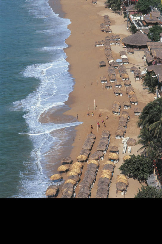 人群,家,竖图,俯视,室外,白天,海洋,山,水,植物,墨西哥,朦胧,模糊,遮阳伞,房屋,屋顶,屋子,草屋,地形,海岸线,图像,顶棚,破坏,住宅,树,天空,自然,茅草屋,波浪,概念,摄影,保护,北美,北美洲,拉丁美洲,主题,美洲,自然现象,视角,地貌,北亚美利加洲,亚美利加洲,阿卡普尔科,墨西哥合众国,仙人掌王国,格雷罗,构图,海滩,彩图,高角度拍摄,旅行,房子,茅舍,茅屋,小屋,时空