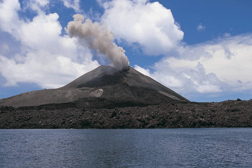 无人,横图,室外,白天,旅游,度假,火山,河流,美景,山,印度尼西亚,波纹,景观,流水,云,图像,娱乐,风景,天空,自然,享受,休闲,烟,景色,放松,摄影,灰,自然风光,主题,爆发,自然现象,野地,地貌,构图,地质学,爪哇,自然地理,活火山,彩图,旅行,喀拉喀托火山,时空