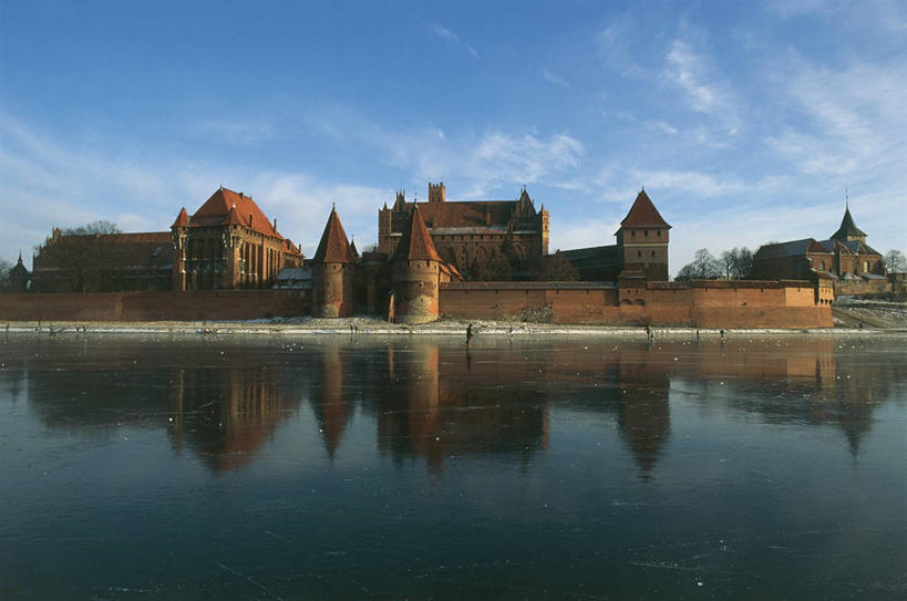 人群,码头,横图,室外,白天,安全,河流,港口,建筑,欧洲,波兰,朦胧,模糊,反射,城堡,冰,流水,云,冬天,图像,历史,天空,地标建筑,概念,寒冷,季节,摄影,保护,人造,风格,要塞,主题,自然现象,哥特式风格,东欧,中欧,构图,波兰共和国,马尔堡,彩图,旅行,摆渡口,埠头,渡口,渡头,港湾,海港,货运码头,口岸,商港,彼得哥什,时空,马尔堡城堡,时代