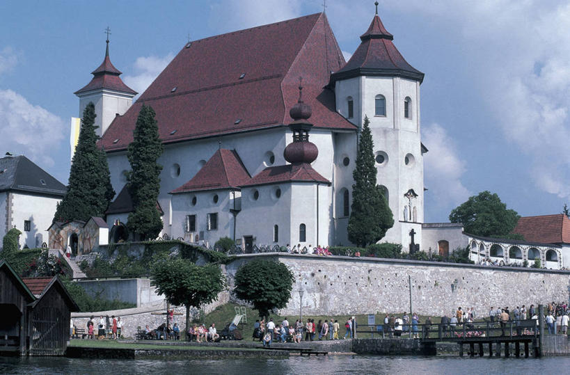 人群,教堂,码头,横图,室外,白天,度假,湖,植物,港口,建筑,奥地利,欧洲,行人,游客,游人,阴影,云,城镇,尖顶,酒类,许多人,图像,路人,旅客,酒,树,饮料,天空,一群人,摄影,宗教,人造,风格,基督教,宗教建筑,主题,自然现象,巴洛克风格,中欧,蒸馏酒,烈酒,构图,灵性,过客,上奥地利州,死水,特劳恩湖,步行,彩图,旅行,摆渡口,埠头,渡口,渡头,港湾,海港,货运码头,口岸,商港,时空