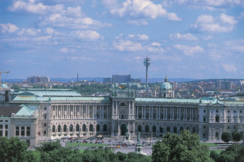 无人,广场,教堂,宫殿,横图,俯视,室外,白天,度假,美景,植物,城市风光,城市,建筑,汽车,雕塑,奥地利,欧洲,维也纳,雕像,柱子,景观,云,拱门,走廊,塔,机动车,酒类,首都,图像,历史,娱乐,酒,树,饮料,停车,天空,享受,休闲,景色,放松,摄影,宗教,人造,基督教,圆顶建筑,宗教建筑,都市风光,主题,自然现象,视角,欧洲文化,中欧,无线电通信塔,蒸馏酒,烈酒,构图,柱廊,灵性,霍夫堡宫,彩图,高角度拍摄,旅行,时空