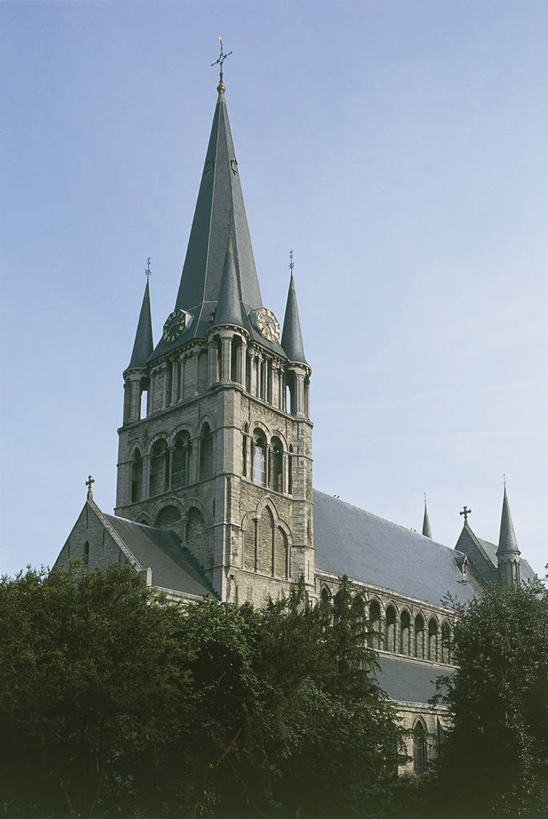 无人,教堂,竖图,室外,白天,仰视,植物,建筑,比利时,欧洲,节日,时间,十字架,拱门,钟楼,塔,尖顶,酒类,图像,历史,文化,钟塔,酒,树,饮料,天空,祈祷,健康,许愿,摄影,宗教,信仰,纪念,祈求,人造,罗马式,风格,基督教,宗教建筑,天主教,主题,自然现象,视角,计时工具,哥特式风格,蒸馏酒,烈酒,构图,灵性,平安,钟,彩图,低角度拍摄,旅行,瓦隆,时空,时代