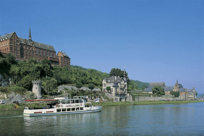 成年人,人群,码头,横图,室外,白天,留白,度假,植物,港口,建筑,船,旗帜,比利时,欧洲,行人,游客,游人,符号,图像,路人,旅客,树,蓝色,风景,天空,自然,概念,运输,摄影,宁静,人造,主题,万里无云,构图,那慕尔,过客,男人,男性,女人,女性,休闲活动,彩图,旅行,摆渡口,埠头,渡口,渡头,港湾,海港,货运码头,口岸,商港,瓦隆,时空