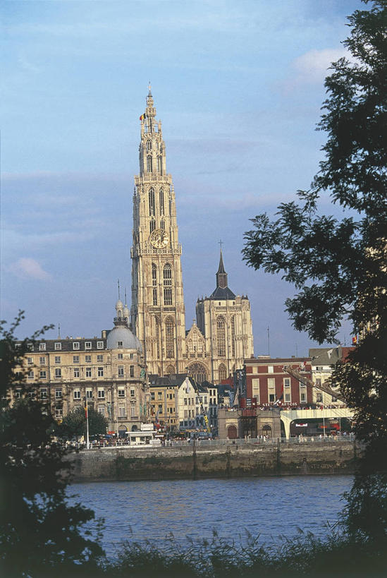 人群,码头,竖图,室外,白天,河流,城市,港口,建筑,比利时,欧洲,波纹,朦胧,模糊,流水,云,酒类,许多人,图像,圣母教堂,酒,饮料,天空,一群人,摄影,宗教,人造,风格,基督教,宗教建筑,都市风光,主题,自然现象,哥特式风格,蒸馏酒,烈酒,构图,灵性,安特卫普,法兰德斯,彩图,旅行,摆渡口,埠头,渡口,渡头,港湾,海港,货运码头,口岸,商港,时空,时代