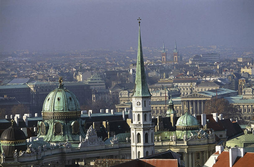 无人,教堂,横图,俯视,室外,白天,城市,建筑,奥地利,欧洲,维也纳,酒类,首都,图像,酒,饮料,蓝色,天空,地标建筑,摄影,宗教,人造,风格,基督教,圆顶建筑,宗教建筑,主题,自然现象,视角,巴洛克风格,哥特式风格,中欧,万里无云,蒸馏酒,烈酒,构图,灵性,霍夫堡宫,彩图,高角度拍摄,旅行,大教堂,时空