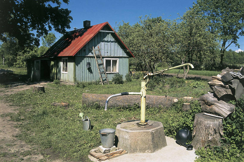 无人,横图,室外,白天,农业,植物,建筑,欧洲,爱沙尼亚,阴影,木制,喷壶,梯子,房屋,地形,树桩,图像,草,树,天空,容器,概念,摄影,宁静,水泵,人造,公共设施,住房,地中海文化,主题,万里无云,构图,前苏联,农舍,萨列马岛,彩图,旅行,时空,波罗的海三国,传统文化