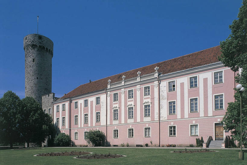 无人,横图,室外,白天,草坪,植物,窗户,门,建筑,路灯,欧洲,爱沙尼亚,关闭,庭院,古城,首都,图像,国会大厦,台阶,草,树,蓝色,天空,地标建筑,摄影,人造,政府大楼,照明设备,地中海文化,封闭,主题,政府,堪培拉,万里无云,构图,塔林,前苏联,彩图,旅行,时空,波罗的海三国,传统文化