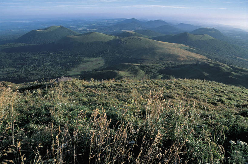 无人,横图,俯视,室外,白天,旅游,度假,石头,美景,山,山脉,峡谷,法国,欧洲,石子,地形,景观,山谷,图像,娱乐,草,天空,自然,享受,休闲,概念,景色,放松,摄影,灌木,岩层,地中海文化,自然风光,主题,自然现象,视角,中欧,地貌,万里无云,构图,地质学,奥弗涅,多姆山,自然地理,石块,岩石,彩图,高角度拍摄,旅行,时空,传统文化
