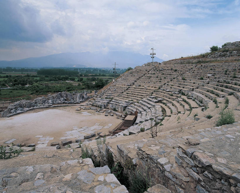 无人,横图,俯视,室外,白天,山,植物,建筑,希腊,欧洲,马其顿,电缆,云,图像,历史,废墟,台阶,树,天空,自然,电话线,摄影,考古学,地中海文化,南欧,主题,动力设备,自然现象,古典风格,视角,前南斯拉夫,地貌,构图,古希腊,古代文明,圆形剧场,马其顿共和国,彩图,高角度拍摄,旅行,时空,传统文化,输电塔,状态