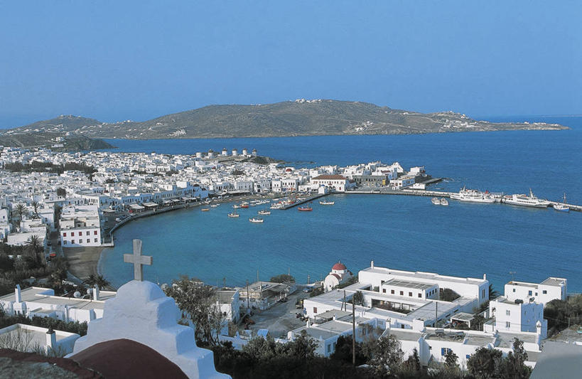 无人,教堂,横图,俯视,室外,白天,旅途,农业,海洋,山,水,植物,建筑,船,客轮,风车,希腊,欧洲,乘客,风力,十字架,海岸线,城镇,酒类,图像,酒,树,饮料,天空,运输,摄影,宗教,能源,环境,人造,基督教,爱琴海,地中海,基克拉迪群岛,宗教建筑,地中海文化,南欧,希腊文化,客船,主题,视角,替代能源,爱琴海群岛,环境保护,地貌,万里无云,米克诺斯岛,蒸馏酒,烈酒,构图,灵性,海滩,彩图,高角度拍摄,旅行,海港,时空,传统文化