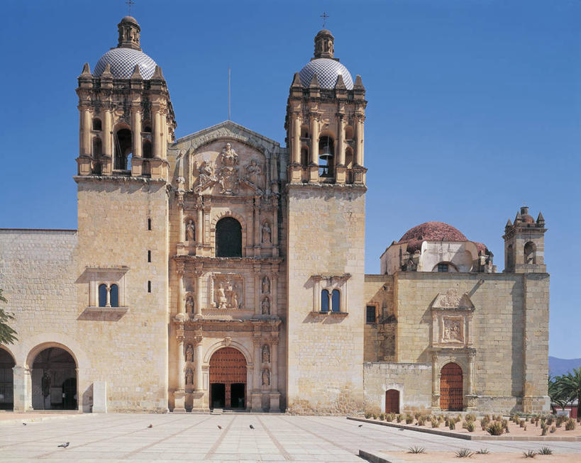 无人,教堂,横图,室外,白天,城市,建筑,雕塑,墨西哥,多米尼加,节日,艺术,装饰,雕刻,雕像,柱子,拱门,酒类,首都,图像,文化,酒,饮料,天空,工艺品,祈祷,健康,许愿,摄影,宗教,信仰,纪念,祈求,美术,人造,北美,北美洲,基督教,拉丁美洲,圆顶建筑,宗教建筑,都市风光,天主教,主题,美洲,陈列,巴洛克风格,万里无云,瓦哈卡州,瓦哈卡,圣多明戈,圣多明各,功能,美学,北亚美利加洲,亚美利加洲,蒸馏酒,烈酒,构图,多米尼加共和国,圣多明哥,灵性,平安,彩图,旅行,时空,国家特区,多京