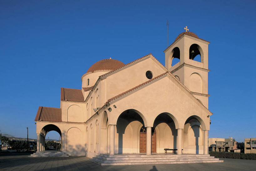 无人,教堂,横图,室外,白天,城市,建筑,塞浦路斯,亚洲,阴影,十字架,柱子,拱门,钟楼,酒类,图像,酒,饮料,蓝色,天空,摄影,宗教,人造,中东,基督教,圆顶建筑,宗教建筑,地中海文化,都市风光,南欧,希腊文化,主题,万里无云,蒸馏酒,烈酒,构图,灵性,东正教,利马索尔,彩图,旅行,门廊,时空,传统文化