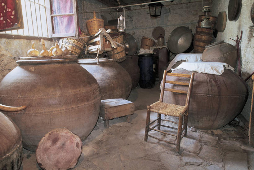 无人,博物馆,横图,室内,白天,山脉,窗户,椅子,塞浦路斯,亚洲,阴影,灯笼,篮子,陶瓷制品,古典,图像,历史,座位,容器,陶器,摄影,巨大,庞大,中东,风格,照明设备,地中海文化,南欧,主题,构图,宏大,硕大,伟大,利马索尔,彩图,旅行,时空,传统文化