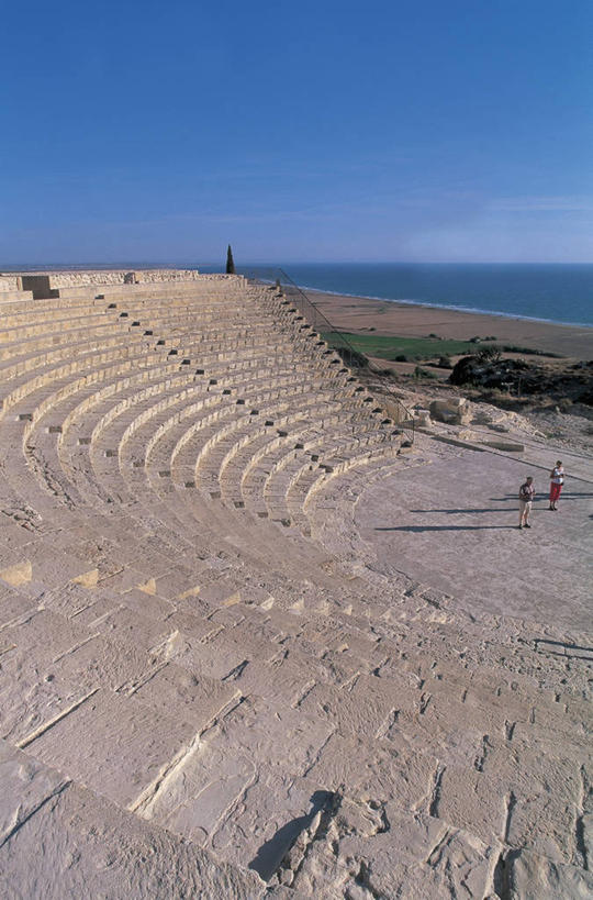 两个人,栏杆,站,竖图,俯视,室外,白天,度假,海洋,水,塞浦路斯,亚洲,行人,游客,游人,朦胧,模糊,地平线,海岸线,水平线,图像,历史,路人,旅客,废墟,台阶,天空,地标建筑,摄影,中东,地中海文化,南欧,边界,主题,自然现象,古典风格,视角,构图,古代文明,圆形剧场,古代史,过客,利马索尔,海滩,彩图,高角度拍摄,旅行,时空,传统文化,状态