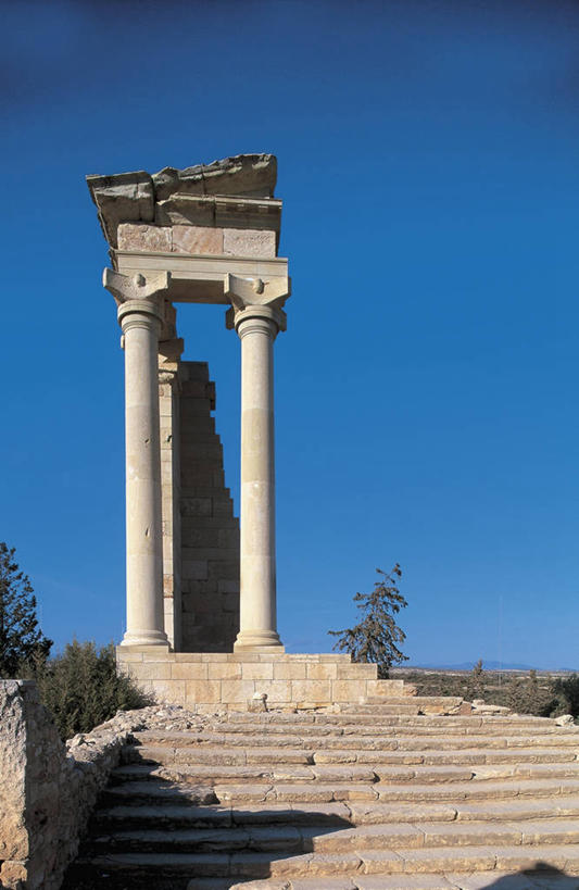 无人,寺庙,竖图,室外,白天,仰视,植物,建筑,塞浦路斯,亚洲,阴影,柱子,纪念碑,图像,历史,废墟,台阶,树,蓝色,天空,地标建筑,摄影,考古学,人造,中东,宗教建筑,地中海文化,南欧,希腊文化,主题,视角,万里无云,构图,古代文明,柱廊,古代史,利马索尔,彩图,低角度拍摄,旅行,时空,传统文化,状态