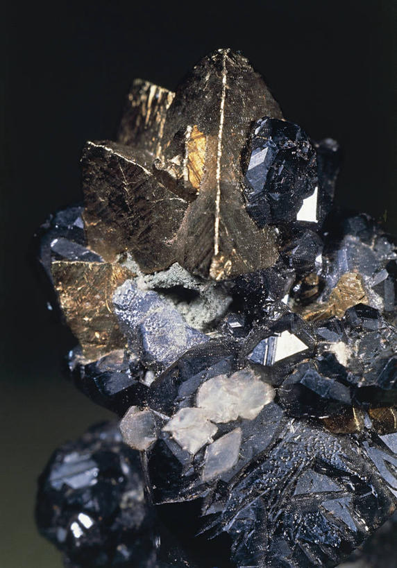 无人,竖图,室内,特写,黑色背景,光线,铁,金属,光芒,图像,一个,黑色,自然,摄影,单个,铜,主题,自然现象,构图,地质学,矿物质,锌,自然地理,岩石,彩图,影棚拍摄