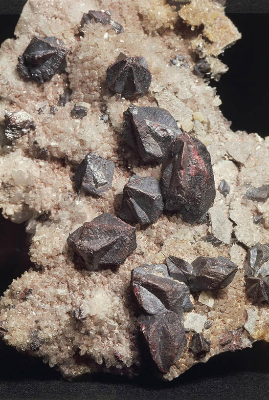 无人,竖图,室内,特写,黑色背景,粗糙,图像,一个,黑色,自然,摄影,单个,毛糙,主题,自然现象,构图,地质学,矿物质,朱砂,自然地理,岩石,彩图,影棚拍摄,粗拙,状态