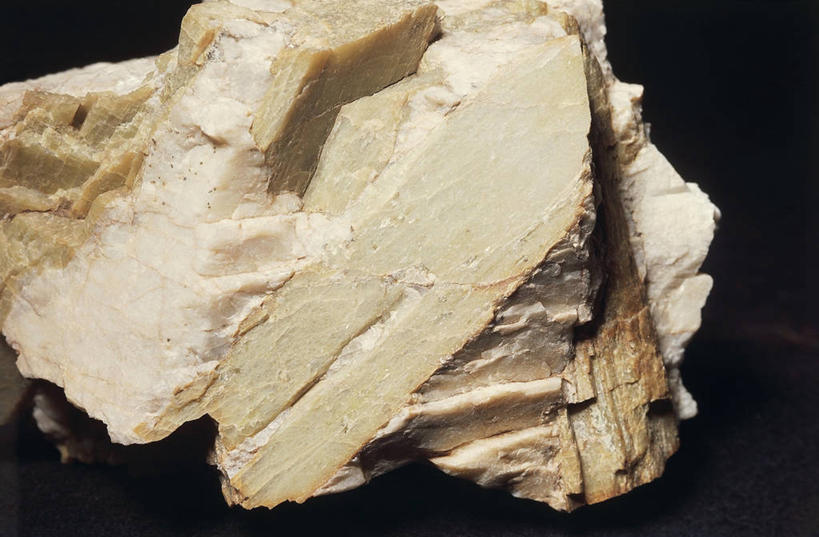 无人,横图,室内,特写,黑色背景,粗糙,金属,英文,标志,文字,字符,字母,图像,标识,一个,黑色,自然,摄影,单个,英文字母,毛糙,主题,自然现象,干的,铝,构图,地质学,矿物质,自然地理,岩石,彩图,影棚拍摄,锂,粗拙,状态