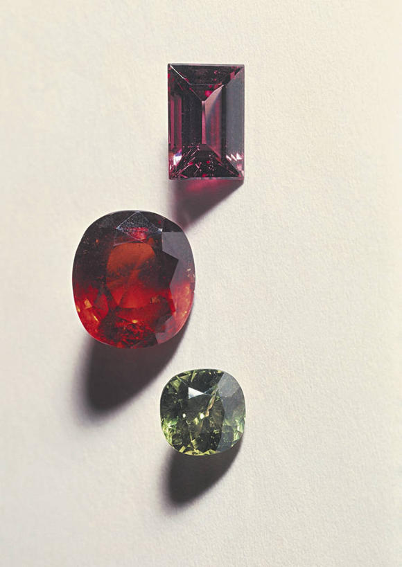 无人,竖图,俯视,室内,特写,白色背景,光线,光芒,图像,三个,白色,概念,鹅卵石,财富,摄影,多样,光滑,宝石,华贵,自然现象,细腻,构图,平滑,地质学,矿物质,石榴石,自然地理,岩石,彩图,高角度拍摄,影棚拍摄,贵重宝石