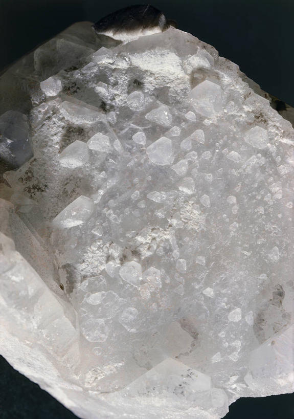 无人,竖图,室内,特写,黑色背景,水晶,图像,黑色,自然,摄影,主题,自然现象,构图,地质学,矿物质,变质岩,方解石,碳酸钙,自然地理,岩石,彩图,影棚拍摄