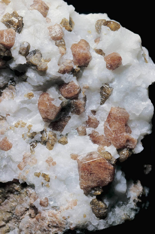 无人,竖图,室内,特写,黑色背景,水晶,图像,白色,黑色,自然,摄影,主题,自然现象,构图,地质学,矿物质,石榴石,自然地理,岩石,彩图,影棚拍摄