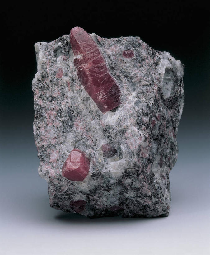 无人,竖图,室内,特写,印度,粗糙,水晶,图像,一个,红色,概念,财富,摄影,单个,毛糙,宝石,自然现象,卡纳塔克邦,红宝石,构图,地质学,想法,矿物质,刚玉,印度次大陆,迈索尔,自然地理,岩石,彩图,影棚拍摄,粗拙,状态,贵重宝石