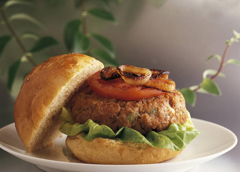 无人,横图,室内,特写,西红柿,洋葱,叶子,莴苣,牛肉,洋葱圈,饮食,盘子,摄影,小圆面包,彩图,牛肉汉堡