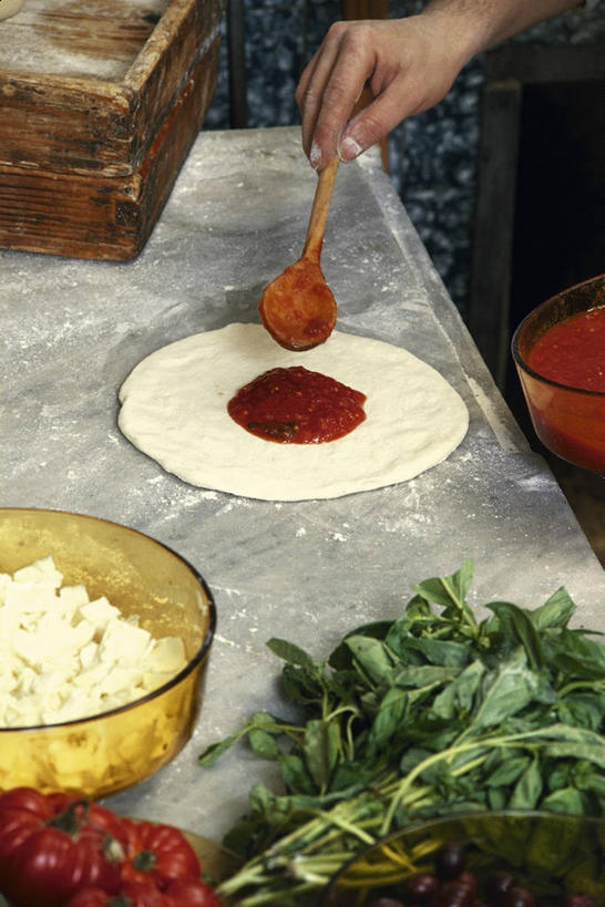 奶酪,手,一个人,竖图,俯视,室内,辣椒,意大利,欧洲,准备,饮食,红色,汤匙,碗,番茄沙司,人体,摄影,生活方式,罗勒,地中海文化,清新,彩椒,健康食物,比萨饼,辣角,红海椒,大椒,辣虎,广椒,坎帕尼亚,甜椒,柿子椒,辣子,海椒,番椒,灯笼椒,彩图,高角度拍摄,小麦面粉