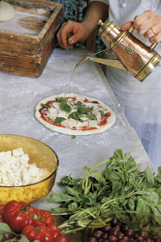 奶酪,一个人,竖图,俯视,室内,辣椒,意大利,欧洲,仅一个男性,准备,朦胧,模糊,拿着,饮食,红色,碗,做,番茄沙司,摄影,生活方式,罗勒,地中海文化,清新,彩椒,健康食物,比萨饼,辣角,红海椒,大椒,辣虎,广椒,坎帕尼亚,主厨,甜椒,柿子椒,辣子,海椒,番椒,灯笼椒,彩图,高角度拍摄,小麦面粉