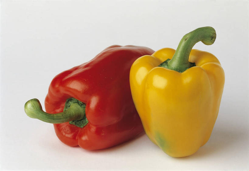 无人,横图,室内,特写,白色背景,辣椒,静物,饮食,两个,黄色,红色,摄影,生活方式,彩椒,健康食物,辣角,红海椒,大椒,辣虎,广椒,甜椒,柿子椒,辣子,海椒,番椒,灯笼椒,彩图,影棚拍摄