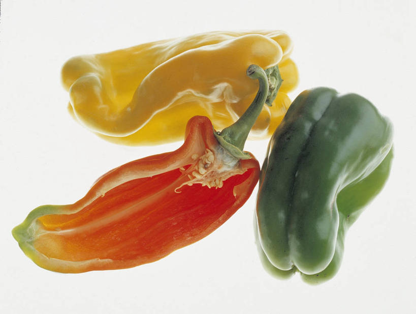 点心,面包,无人,横图,室内,特写,白色背景,辣椒,静物,切开,青椒,食品,面点,吐司,饮食,食物,糕点,三个,黄色,红色,切,摄影,生活方式,法式面包,剖面,彩椒,吐司面包,切面,健康食物,辣角,红海椒,大椒,辣虎,广椒,甜椒,柿子椒,辣子,海椒,番椒,灯笼椒,彩图,影棚拍摄,多士,听型面包