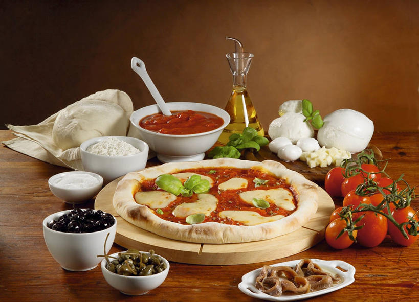 无人,横图,俯视,室内,特写,烹饪,西餐,桌子,西红柿,静物,叶子,透明,面粉,食用油,料理,食品,披萨,匹萨,案板,菜肴,美食,饮食,食物,盘子,碗,快餐,番茄沙司,西式,摄影,佳肴,生活方式,多样,比萨,西式快餐,垃圾食品,广口瓶,健康食物,比萨饼,意大利薄饼,彩图,高角度拍摄,玛格丽特披萨,小麦面粉