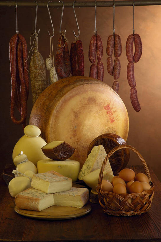 奶酪,无人,竖图,室内,特写,桌子,静物,吊挂,悬挂,丰富,木制,篮子,鸡蛋,香肠,食品,挂,饮食,摄影,多样,选择,意大利腊肠,健康食物,彩图