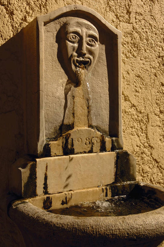 无人,竖图,室外,特写,白天,建筑,喷泉,法国,欧洲,戛纳,墙,历史,摄影,普罗旺斯,地中海文化,滨海阿尔卑斯,彩图,浅浮雕,过去