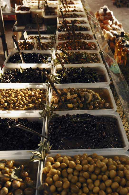 无人,竖图,俯视,室外,白天,商务,水果,法国,欧洲,丰富,市场,货摊,饮食,容器,零售,摄影,长柄勺,绿橄榄,普罗旺斯,地中海文化,选择,健康食物,乌榄,圣曹菲,滨海阿尔卑斯,彩图,高角度拍摄