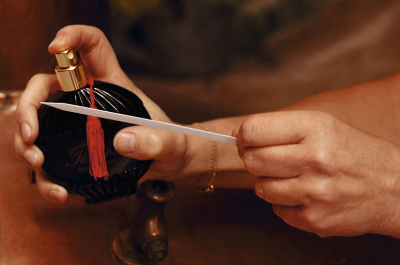 手,一个人,横图,室内,特写,喷,拿着,香水,香水瓶,人体,摄影,手镯,部分,穗,彩图