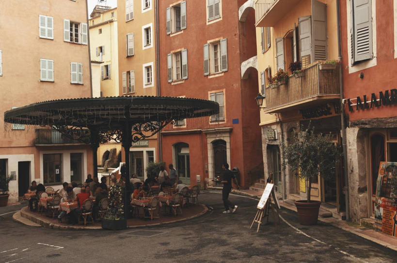 人群,广场,坐,横图,室外,白天,窗户,城市,建筑,法国,欧洲,朦胧,模糊,遮阳伞,城镇,摄影,生活方式,普罗旺斯,地中海文化,滨海阿尔卑斯,露天咖啡馆,格拉斯,休闲活动,彩图